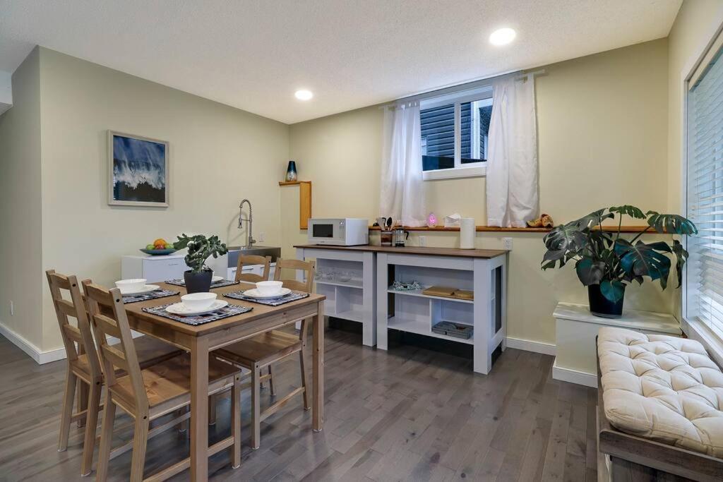 Adorable Private Suite With Indoor Fire Place Cochrane Zewnętrze zdjęcie